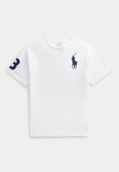 Tricou Polo Ralph Lauren alb cu mânecă scurtă, cu logo jucător de polo bleumarin pe piept și numărul 3 pe mâneca dreaptă.