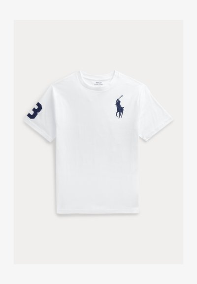 Bijela Polo Ralph Lauren majica kratkih rukava s tamnoplavim logom igrača polo na prsima i brojem 3 na desnom rukavu.