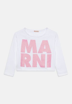 Chemise blanche à manches longues, courte, avec un grand texte pailleté rose "MARNI" imprimé à l'avant. Matière en coton douce et lisse. Encolure ronde.