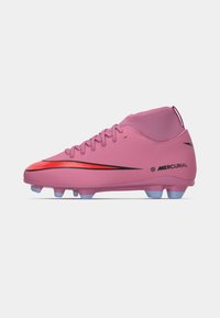 Rosa Nike Mercurial fotballsko med høy ankelkrage, rød og svart swoosh-detalj, og blå knotter på en hvit bakgrunn.