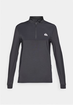 Czarna, długosleeve'owa koszulka sportowa z kołnierzem na ćwierć zamka, teksturowana tkanina i małe logo na górnej lewej części klatki piersiowej.