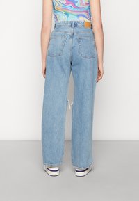 Monki Jeans relaxed fit - bleached denim