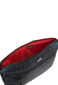 Bolsa de portátil de nylon negra con patrón de logo DKNY, interior rojo y cierre con cremallera. Presenta un bolsillo frontal y un diseño rectangular elegante.