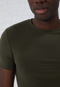 Pier One 3 PACK BASIC MUSCLE FIT T SHIRT - T-shirts - white/khaki/black