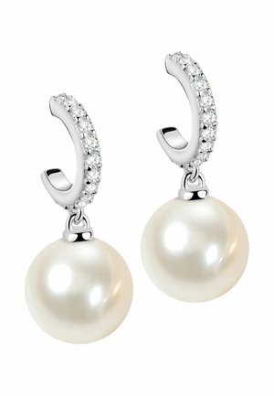 Orecchini a cerchio in argento con accenti di pietre preziose trasparenti e grandi gocce di perle bianche lucenti. Finitura liscia con brillantezza lucidata.