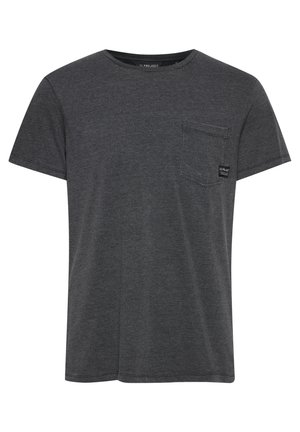 Hall grīze puuvillane T-särk lühikeste varrukatega, ümmarguse kaelusega ja rinnataskuga, millel on väike must silt. Pehme tekstuur ja mugav lõige.
