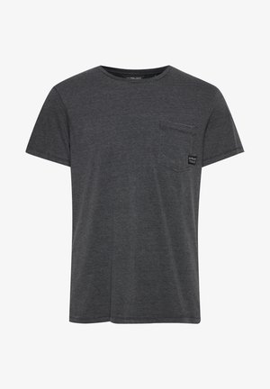 Hall grīze puuvillane T-särk lühikeste varrukatega, ümmarguse kaelusega ja rinnataskuga, millel on väike must silt. Pehme tekstuur ja mugav lõige.