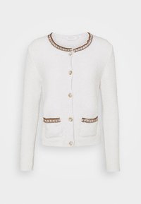 Biały teksturowany kardigan z okrągłym dekoltem, ozdobnym brązowym wykończeniem, dwiema przednimi kieszeniami i beżowymi guzikami.
