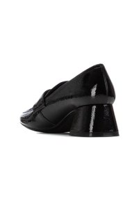Zapatos de tacón negro con un acabado brillante, que presentan una puntera redondeada y un exclusivo tacón en bloque triangular. Textura lisa sin patrones visibles.