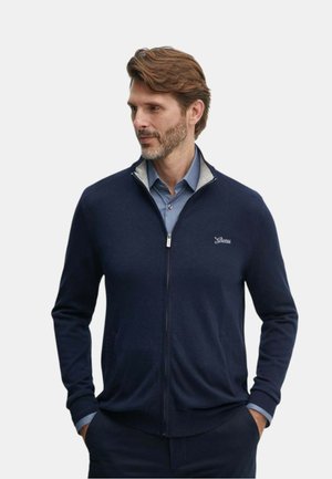 Cardigan navy con zip, colletto grigio, polsini e orlo a coste, realizzato in tessuto morbido. Presenta tasche anteriori e un logo sul petto.
