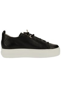 Sneaker en cuir noir avec un bout arrondi, semelle plate blanche et œillets dorés. Dispose d'un cuir texturé et d'un design à lacets.