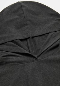 Czarna, kapturowa odzież o gładkiej, matowej teksturze. Kaptur ma podwójną warstwę z przeszywanymi szwami i wygiętym otworem z tyłu.