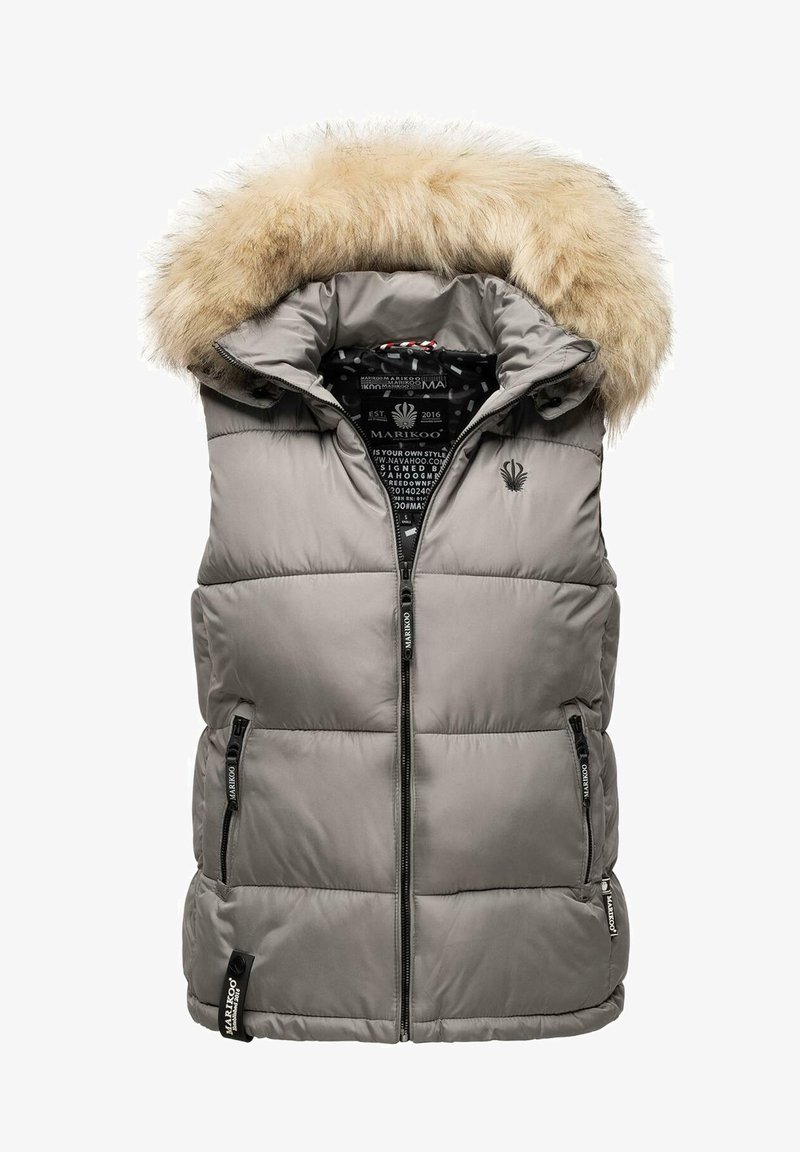 Ljusgrå puffer väst med avtagbar fuskpäls huva, dragkedjefickor och vadderad struktur. Har kontrasterande svart metall och branding.