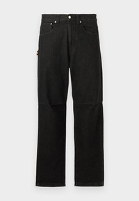 Pantalones de mezclilla negra con un diseño de pierna recta, que incluyen bolsillos frontales, una bragueta con botón y un hardware mínimo para un aspecto limpio.