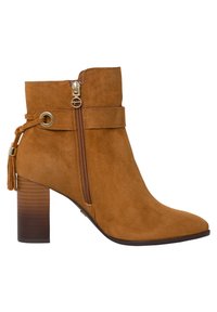 Stivale alla caviglia in suede marrone con tacco a blocco, chiusura con zip laterale, cinturino decorativo con occhiello in metallo e dettaglio con nappina sul retro.