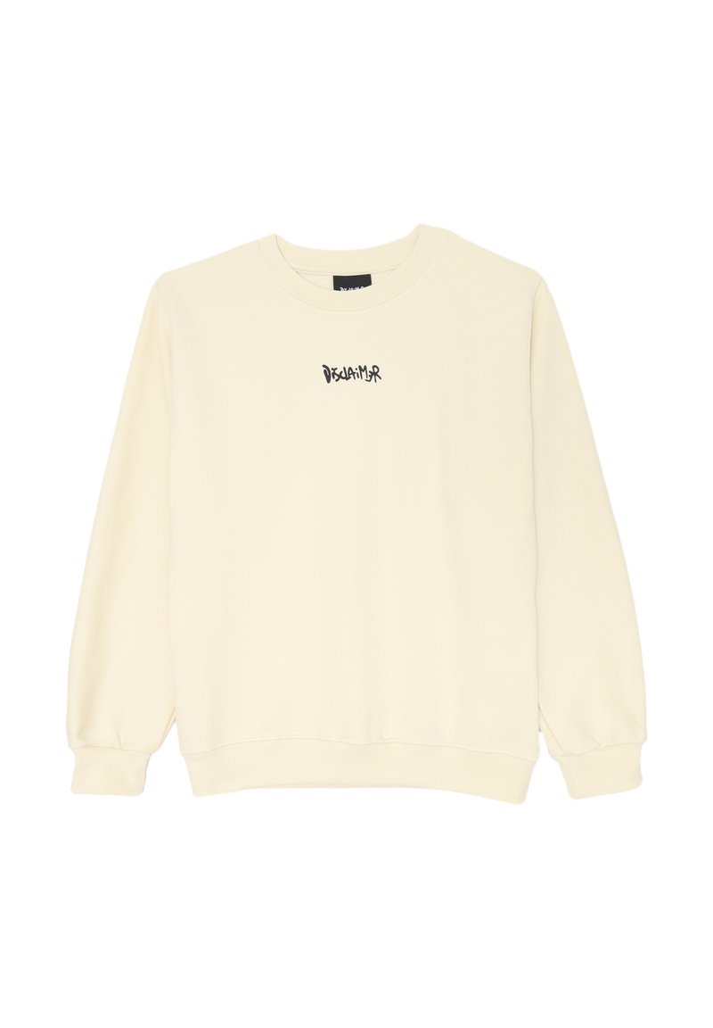 Maglione crema realizzato in tessuto morbido, con collo rotondo, maniche lunghe e un piccolo testo nero "DISCLAIMER" sul petto.