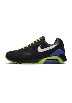 Sort Nike sneaker med hvid swoosh, neon grøn snørebånd og sål accenter, og en blå luftpude i hælen.