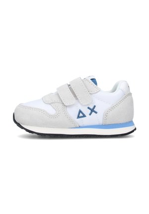 Sneaker per bambini bianca e grigio chiaro con dettagli blu, doppie strisce in Velcro e cuciture geometriche sul lato.