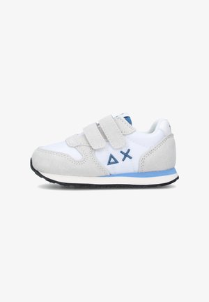 Sneaker per bambini bianca e grigio chiaro con dettagli blu, doppie strisce in Velcro e cuciture geometriche sul lato.