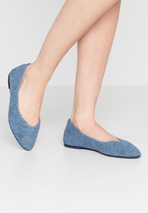 Blauwe textuur flats met een lage uitsnijding en een puntige neus. Het materiaal heeft een gebreid patroon en een subtiele glans, rustend op een platte zool.