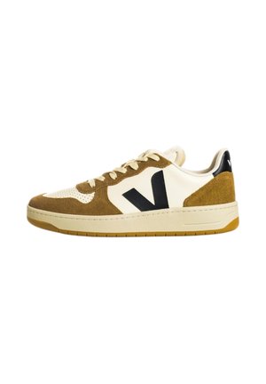 Sneakers casual basse con pannelli in suede bianco e marrone, logo nero a forma di "V", lacci beige e suola in gomma naturale, vista laterale.