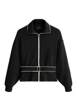 Zwarte lange mouwen ritsjas met witte biezen langs de rits, kraag en tailleband met gesp.