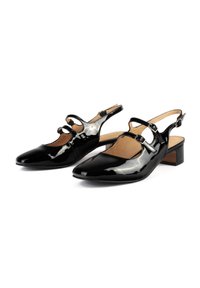Chaussures à talon slingback en cuir verni noir avec un bout pointu, deux détails de sangle et un petit talon bloc. Texture lisse avec finition brillante.