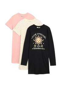 Tre camicie da notte: rosa a maniche corte, bianca con stelle rosa a maniche corte e nera a maniche lunghe con sole e testo "trattati con gentilezza".