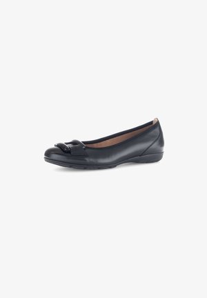 Ballet plat en cuir noir avec un bout rond et une boucle décorative à l'avant. Talon bas légèrement rembourré et semelle texturée.