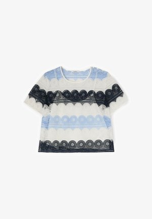 Biały krótki top na szydełku z naprzemiennymi poziomymi pasami czarnych i jasnoniebieskich okrągłych wzorów koronkowych.