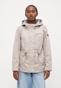 Parka beige clair avec capuche, dotée d'une poche zippée à l'avant, de poches latérales, d'une taille à cordon de serrage et d'une texture lisse et mate.