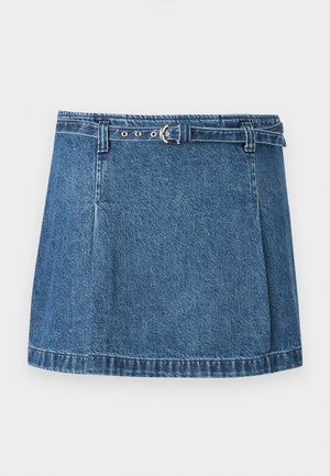 Mini-jupe en denim bleu avec ourlet cousu et fine ceinture assortie avec boucle argentée, posée à plat sur un fond clair.