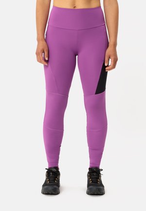 Strakke sportleggings in helder paars met een gladde textuur. Heeft een zwart netaccent aan de zijkant. Ontworpen voor comfort en bewegingsvrijheid.