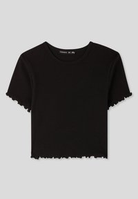 Czarny prążkowany crop top z okrągłym dekoltem i falbaniastymi krótkimi rękawami, z wykończeniem w stylu surowym. Wykonany z miękkiego, elastycznego materiału.