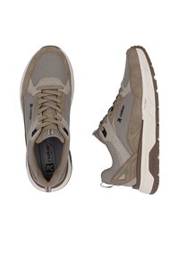 Beige-braune Rieker-Sneaker aus Mesh und Wildleder, mit Schnürverschluss und gepolsterten Sohlen, gezeigt aus Draufsicht und Seitenansicht.