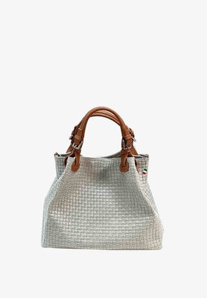 Crèmekleurige geweven handtas met bruine leren handgrepen en zilveren gespen, met een klein Italiaans vlaggetje aan de zijkant.