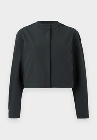 Κοντή ζακέτα σε σκούρο γκρι, κατασκευασμένη από λείο ύφασμα. Διαθέτει ψηλό γιακά, μακριά μανίκια και διαγώνιες ραφές στο μπροστινό μέρος για μια δομημένη εμφάνιση.