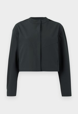 Giacca corta in grigio scuro, realizzata in tessuto liscio. Presenta un colletto alto, maniche lunghe e cuciture frontali inclinate per un aspetto strutturato.