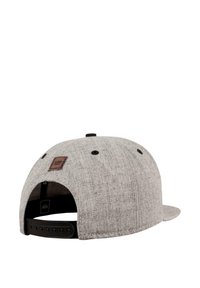 Pelēks snapback cepure ar struktūru audumu, plakanu malu un brūnu ādas plāksteri uz aizmugures. Iekļauta regulējama plastmasas siksna.