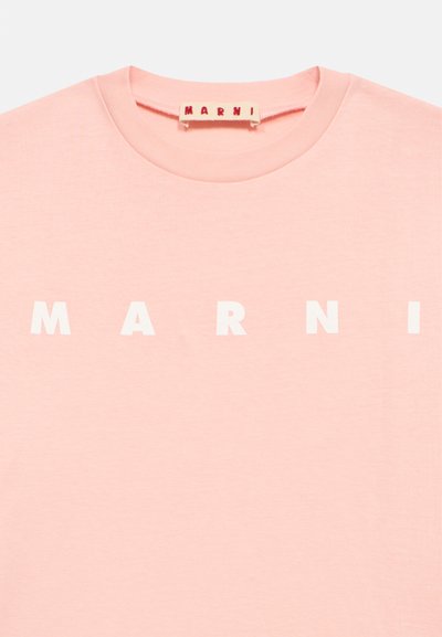 Tricou roz din bumbac cu decolteu rotund, având un logo alb îndrăzneț „MARNI” pe piept. Textură moale, cu mâneci scurte și fără modele suplimentare.