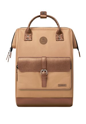 Sac à dos rectangulaire beige et marron avec poignées supérieures, poche avant à boucle, et écusson du logo CABAIA sur le panneau avant.