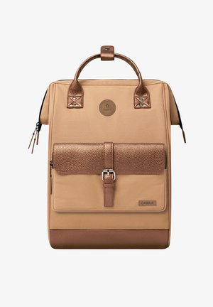 Beiger und brauner rechteckiger Rucksack mit oberen Griffen, vorderer Tasche mit Schnalle und CABAIA-Logo auf der Vorderseite.