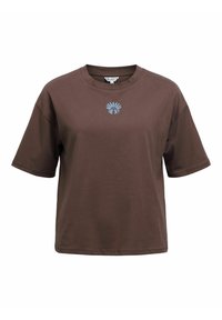 Bruine katoenen T-shirt met korte mouwen, ronde hals en een kleine blauwe bloemenprint in het midden op de borst. Zachte textuur en een ontspannen pasvorm.