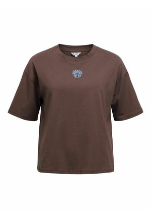 Braunes Baumwoll-T-Shirt mit kurzen Ärmeln, Rundhalsausschnitt und einem kleinen blauen Blumenmuster, das auf der Brust zentriert ist. Weicher Stoff und lockerer Schnitt.