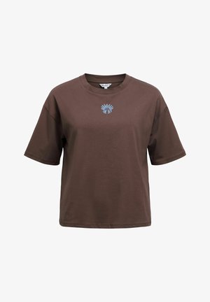 Rjav bombažni T-shirt s kratkimi rokavi, okroglo ovratnikom in majhnim modrim cvetličnim motivom v središču prsnega dela. Mehka tekstura in sproščen kroj.