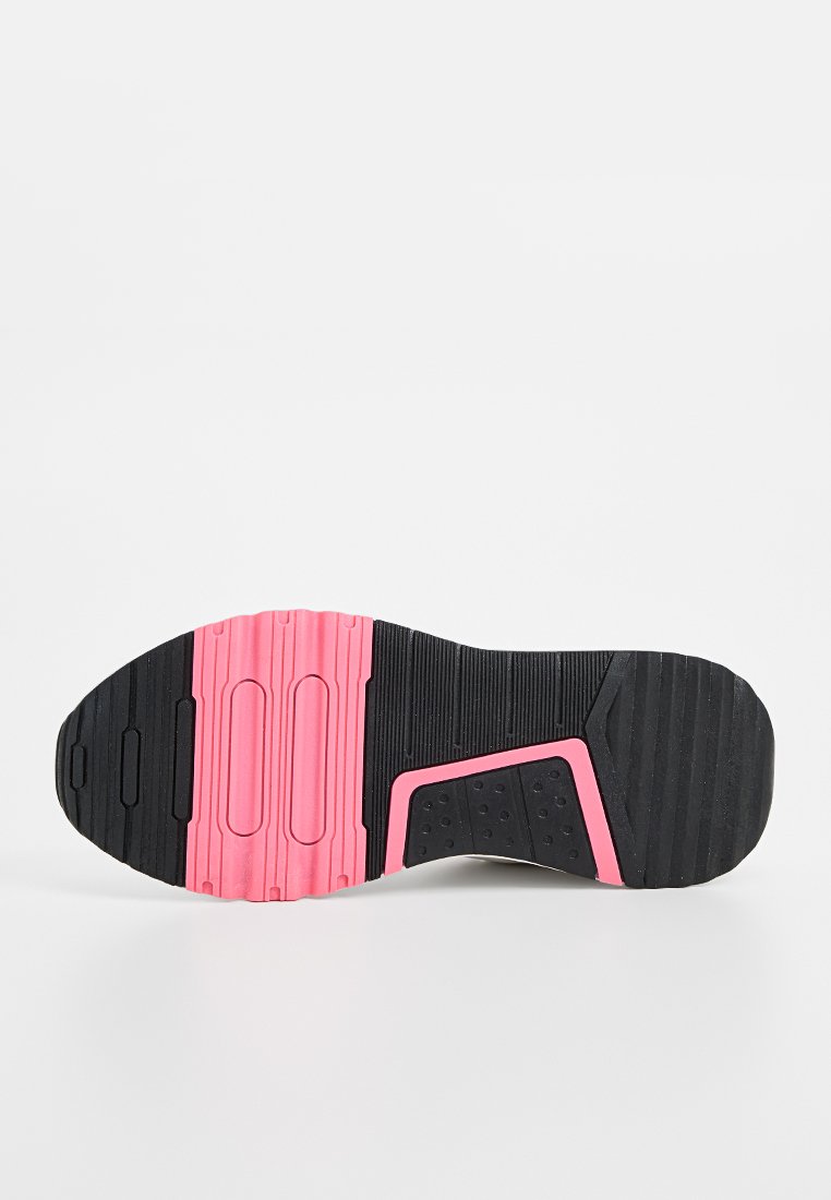 Suela de zapato deportivo negro con acentos rosas. Presenta goma texturizada para tracción, surcos para flexibilidad y un diseño equilibrado para comodidad.