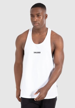 Weißes ärmelloses Tanktop mit rundem Halsausschnitt und "SMILODOX"-Logo auf der Brust, aus einem weichen, leichten Stoff gefertigt.