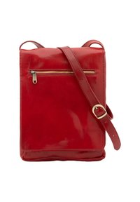 Borsa a tracolla in pelle rossa con una finitura lucida, caratterizzata da una tasca con zip frontale e una tracolla regolabile con una fibbia rettangolare.
