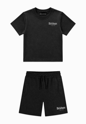 Zwart t-shirt met korte mouwen en short met trekkoord, met kleine witte ""Blckbnns Design Dept.""-tekst op de borst en het linkerbeen.