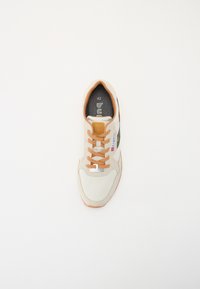 Béžové tenisky s oranžovými tkaničkami, polstrovaným límcem a texturovanou látkou. Mají hnědý akcent na boku a logo na jazyku. Velikost 42.